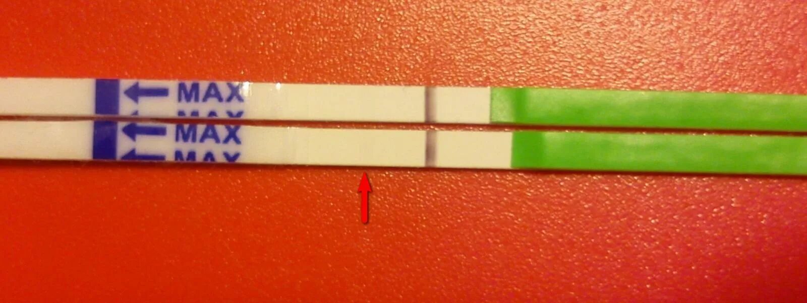 Слабо положительный тест на беременность. Слабоположительный Слабоположительные тесты. Слабоположительный тест на беременность. Слабоположительная полоска на тесте. Фото слабоположительных тестов.