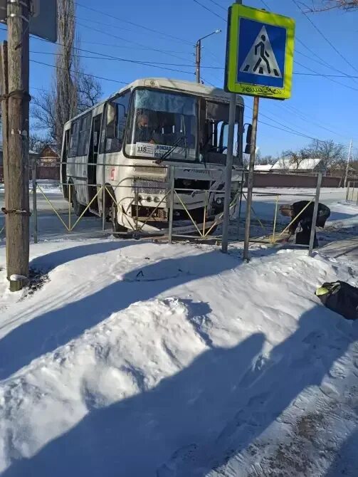 Каменск шахтинский 115. 115 Автобус Каменск-Шахтинский. Автобус врезался в Каменск Шахтинском. Авария в мкр Лиховском Каменск 12.11.2022.