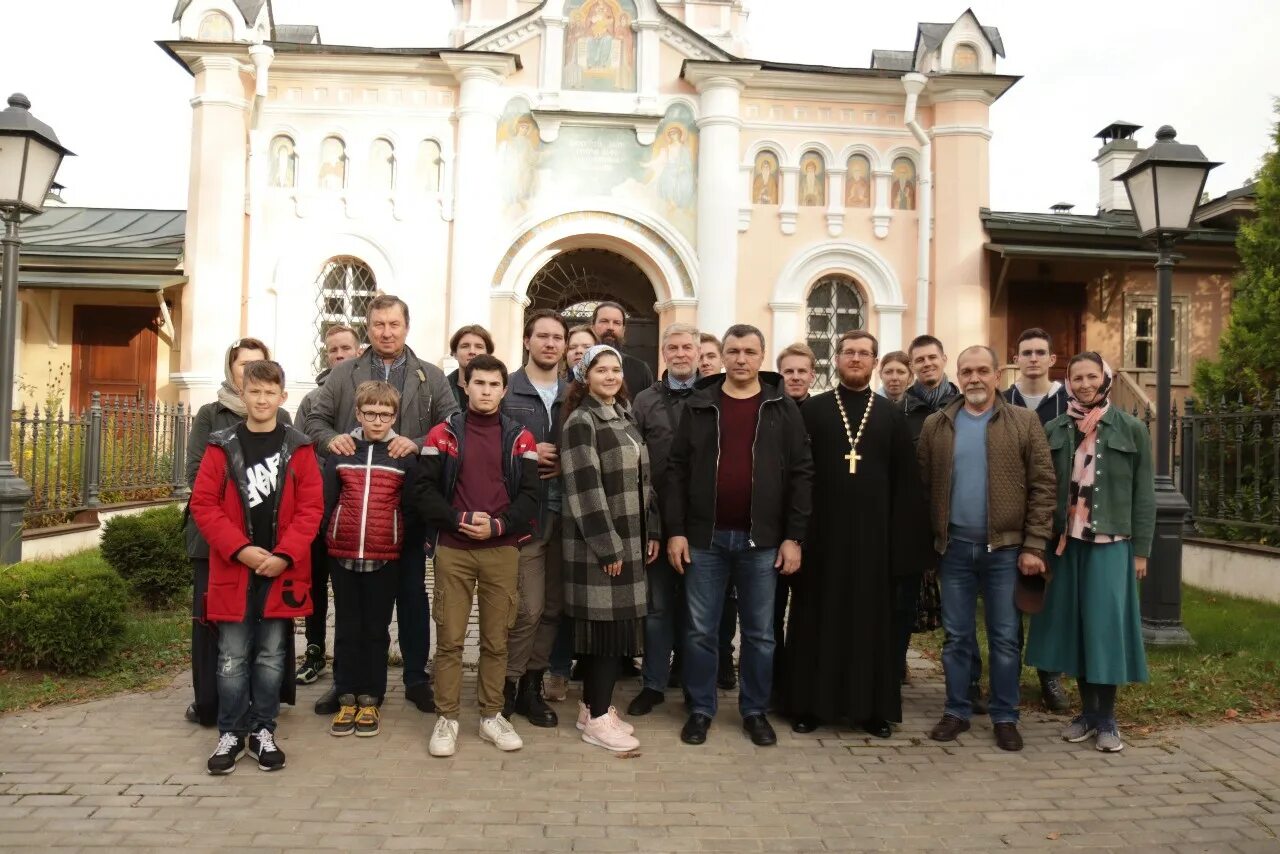О паломничестве оптина. Паломнический центр оптина пустынь. Паломническая поездка в оптину из москвы. Православные витязи выкса. Оптина пустынь святые врата.