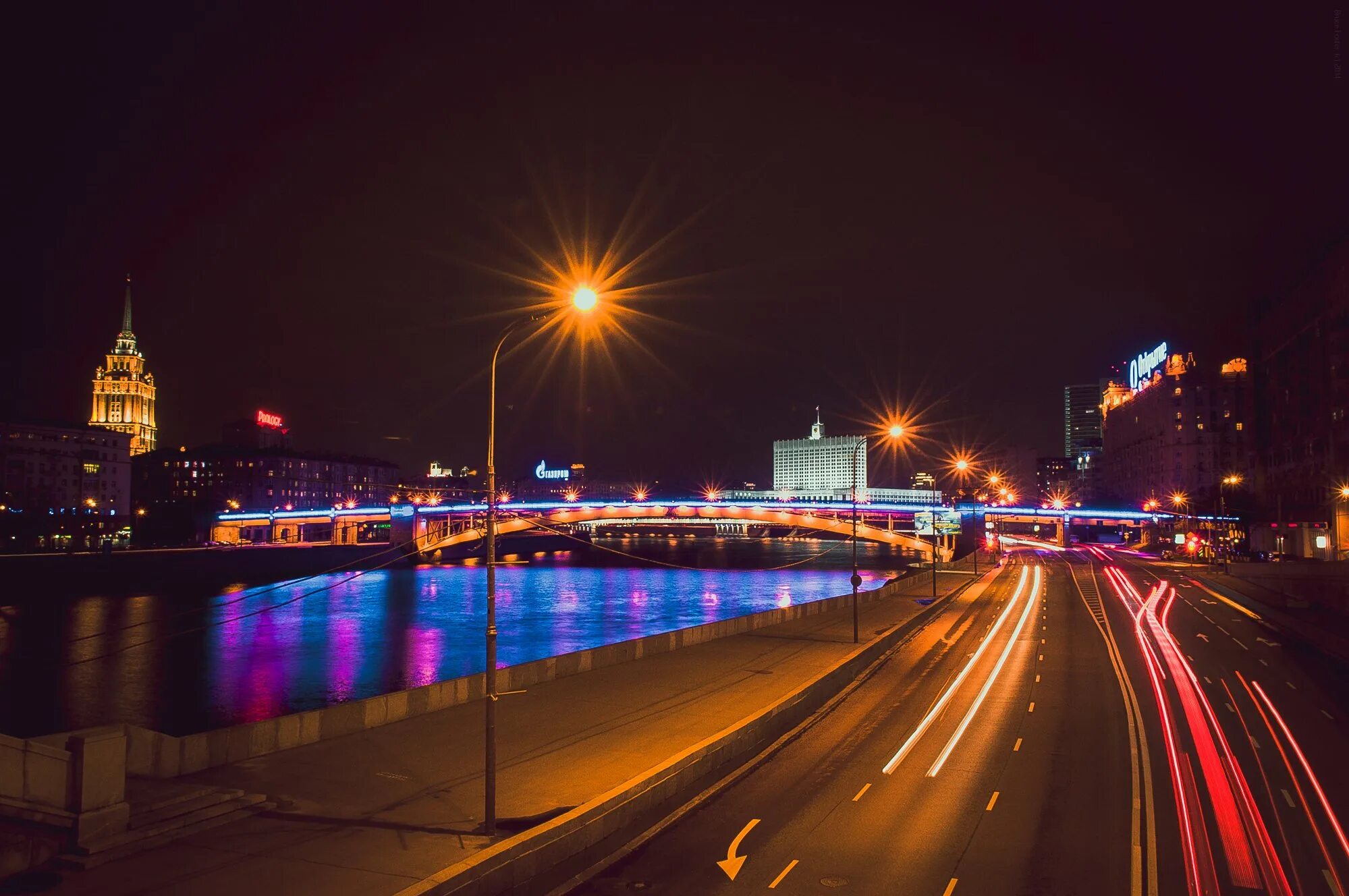 Москва, раушская набережная, д. Москва вечером. Вечерний рейн. Tulianna платье розовое. Адрес вечерний.
