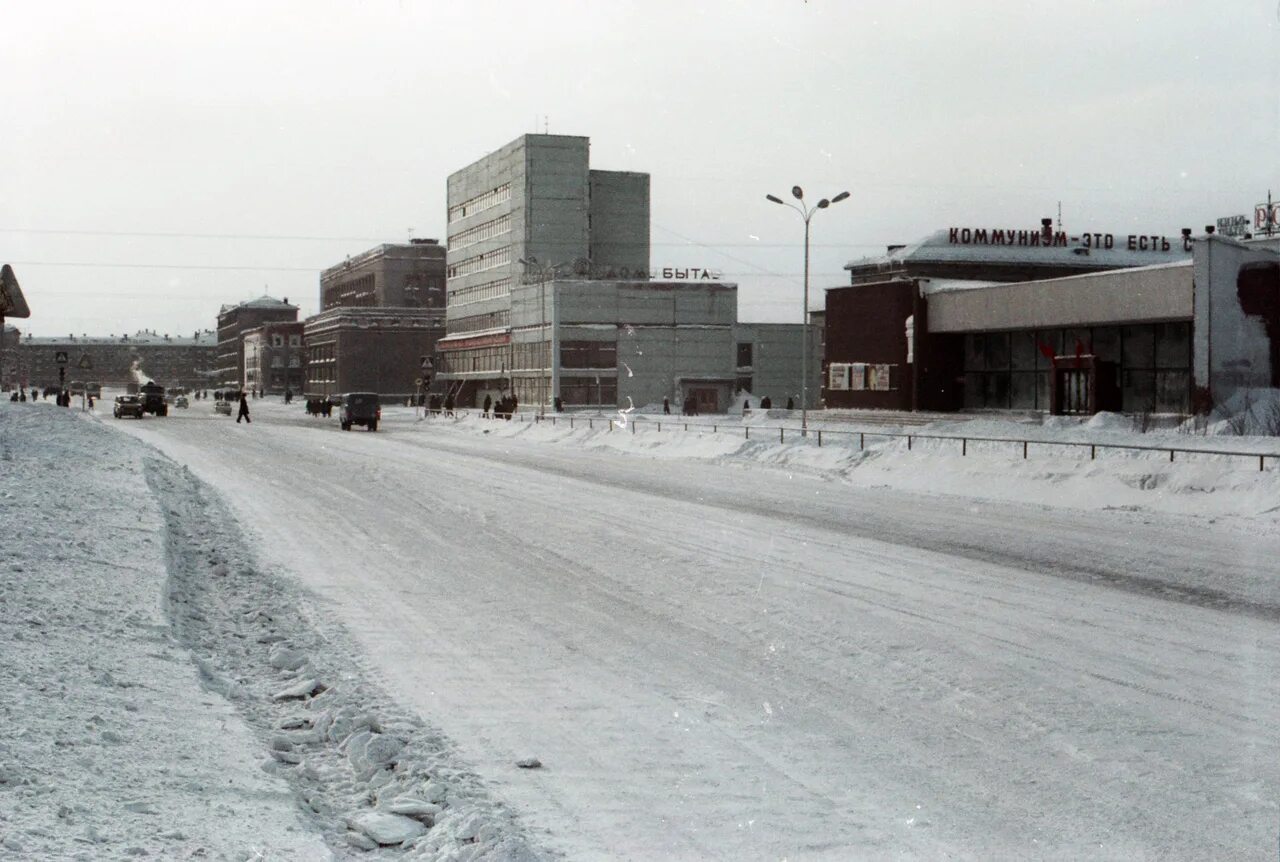 Воркута центральная улица. Каскад воркута 90х. Республика коми воркута. Воркута х. Воркута центр города.