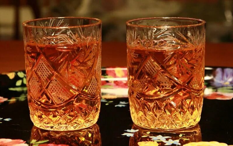 Алкогольные напитки из липы. Настойка на корне калгана. Самогон с корнем калгана. Самогон на калгане. Калгановка этикетка.