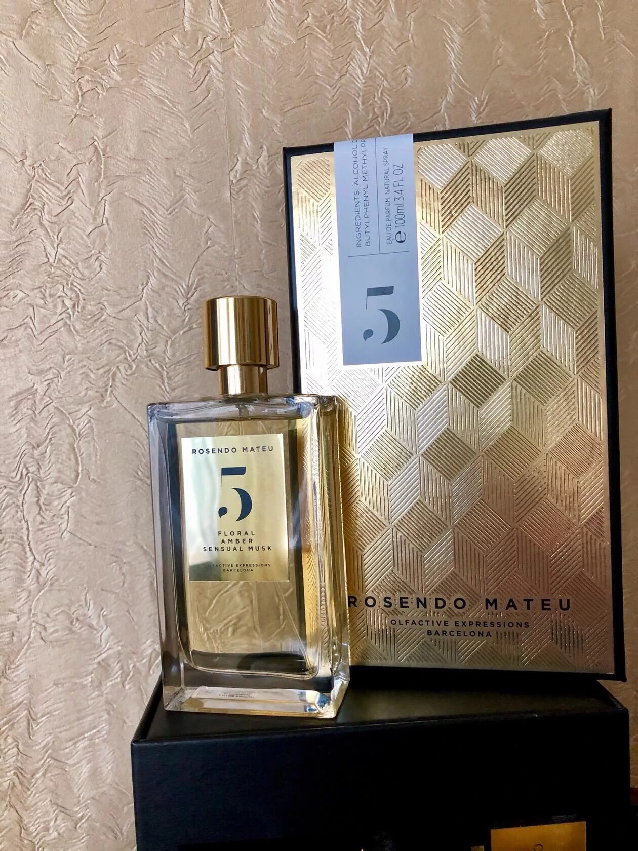 No 5 floral amber sensual musk. Rosendo Mateu nº 5 Floral, Amber, sensual Musk Rosendo Mateu Olfactive expressions. Духи Rosendo Mateu 5. Rosendo Mateu Floral Amber sensual Musk. Rosendo Mateu 5 Floral Amber sensual Musk.