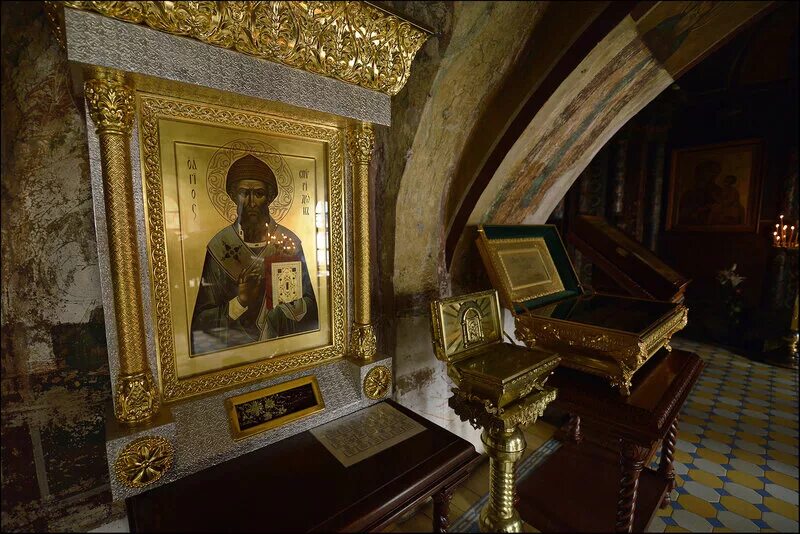 святой спиридон тримифунтский. чудотворная икона спиридона тримифунтского. храм спиридона николо-сольбинский монастырь. кипрский святой спиридон тримифунтский. икона спиридона в монастыре.