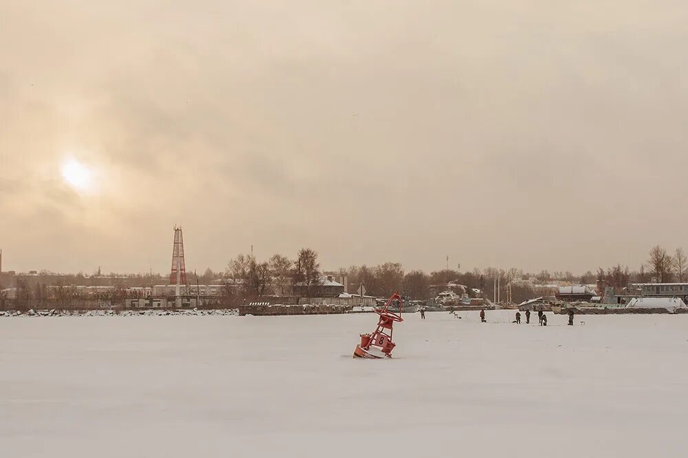 Погода в спб рыбацкое. Зимняя рыбалка в Петергофе. Рыбацкое зимой СПБ. Зима в Рыбацком СПБ. Зимняя рыбалка в Питере.