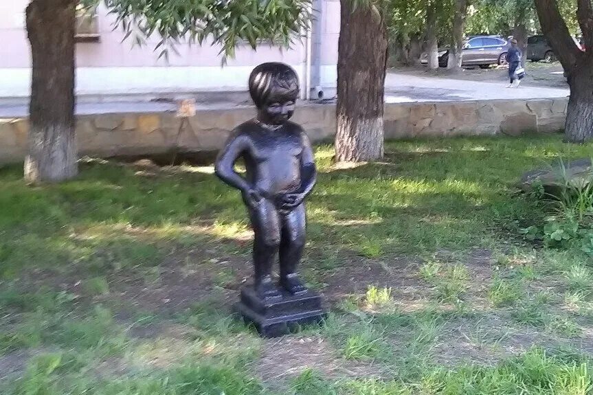 фонтан писающий мальчик на арбате. игрушка писающий мальчик. каменный мальчик. шацкий писающий мальчик. взрослый мальчик писает.