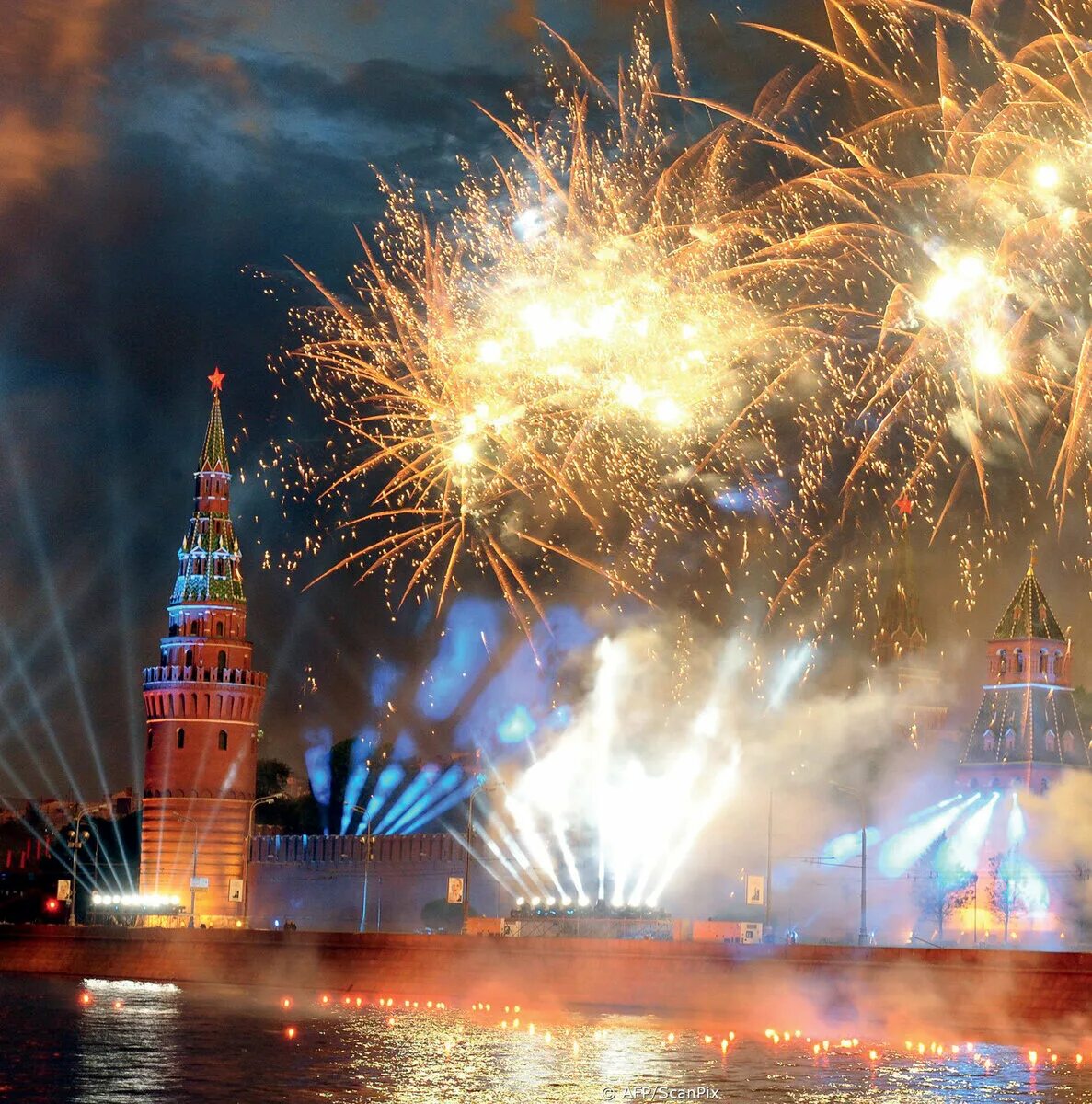 Салют в москве день защитника отечества. Салют в Москве. Кремль салют. Салют Победы. Салют день Победы Москва.