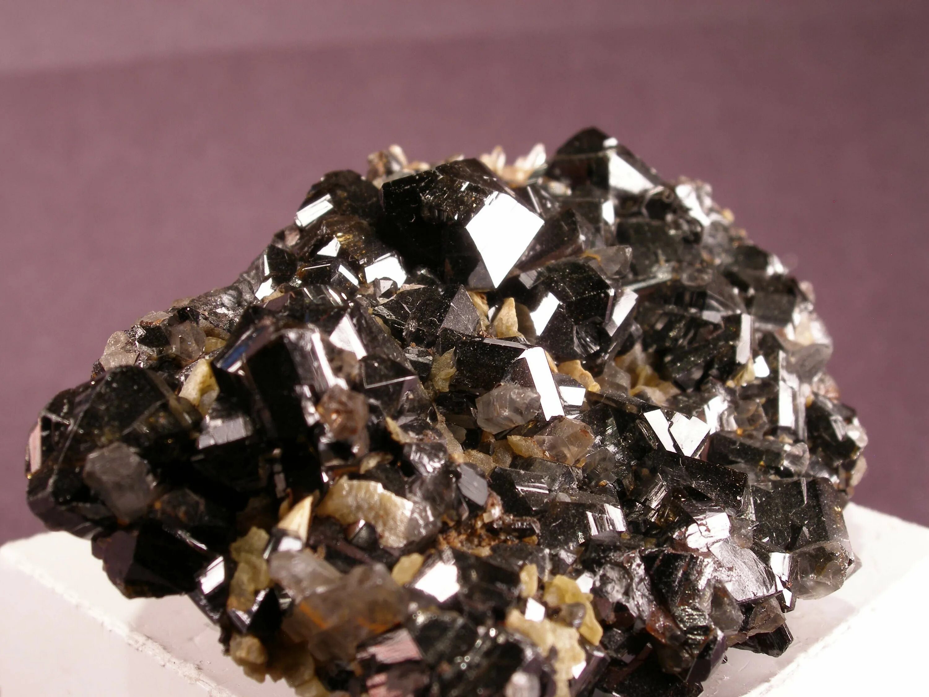 Оловянная руда enshrouded. Касситерит минерал. Черный минерал. Касситерит игольчатый минерал. Касситерит структура минерал.
