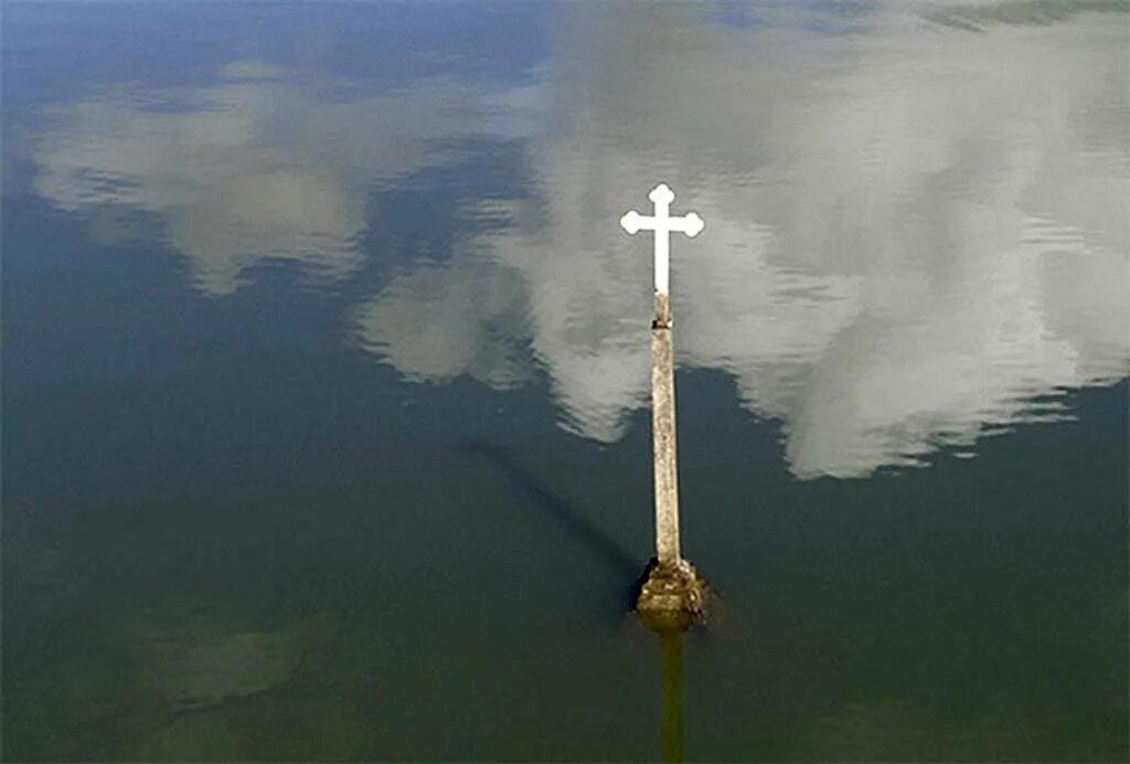 Рыбинское водохранилище молога. Затонувшая часовня тульская область. Самые загадочные храмы мира. Часовня на вазузском водохранилище. Часовня гнездилово.