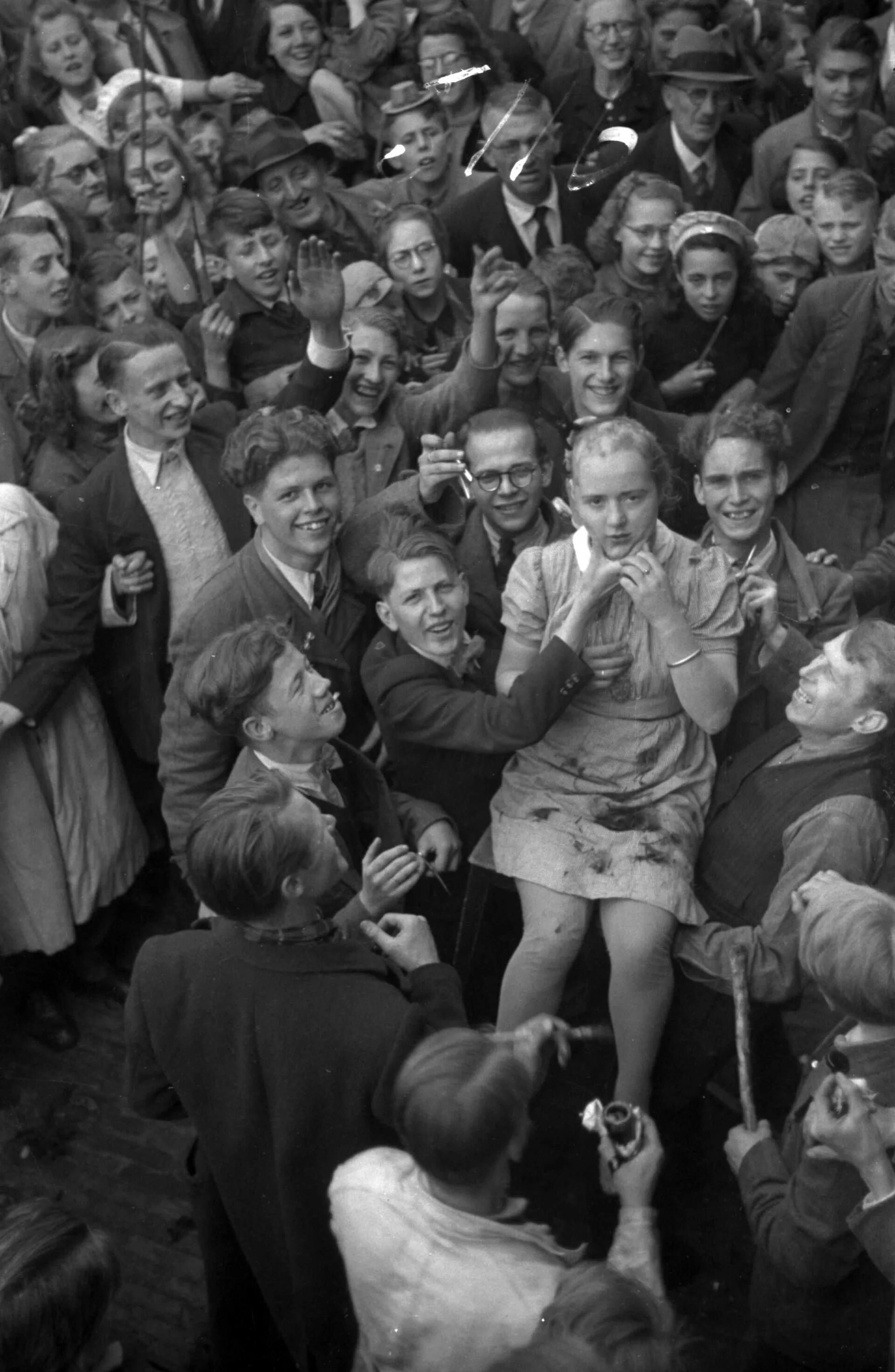 Купальники тридцатых годов. Мини юбки 70-х. Еврейские погромы во львове 1941 женщины. Унижение белых в америке. Казнь коллаборационистки во франции.