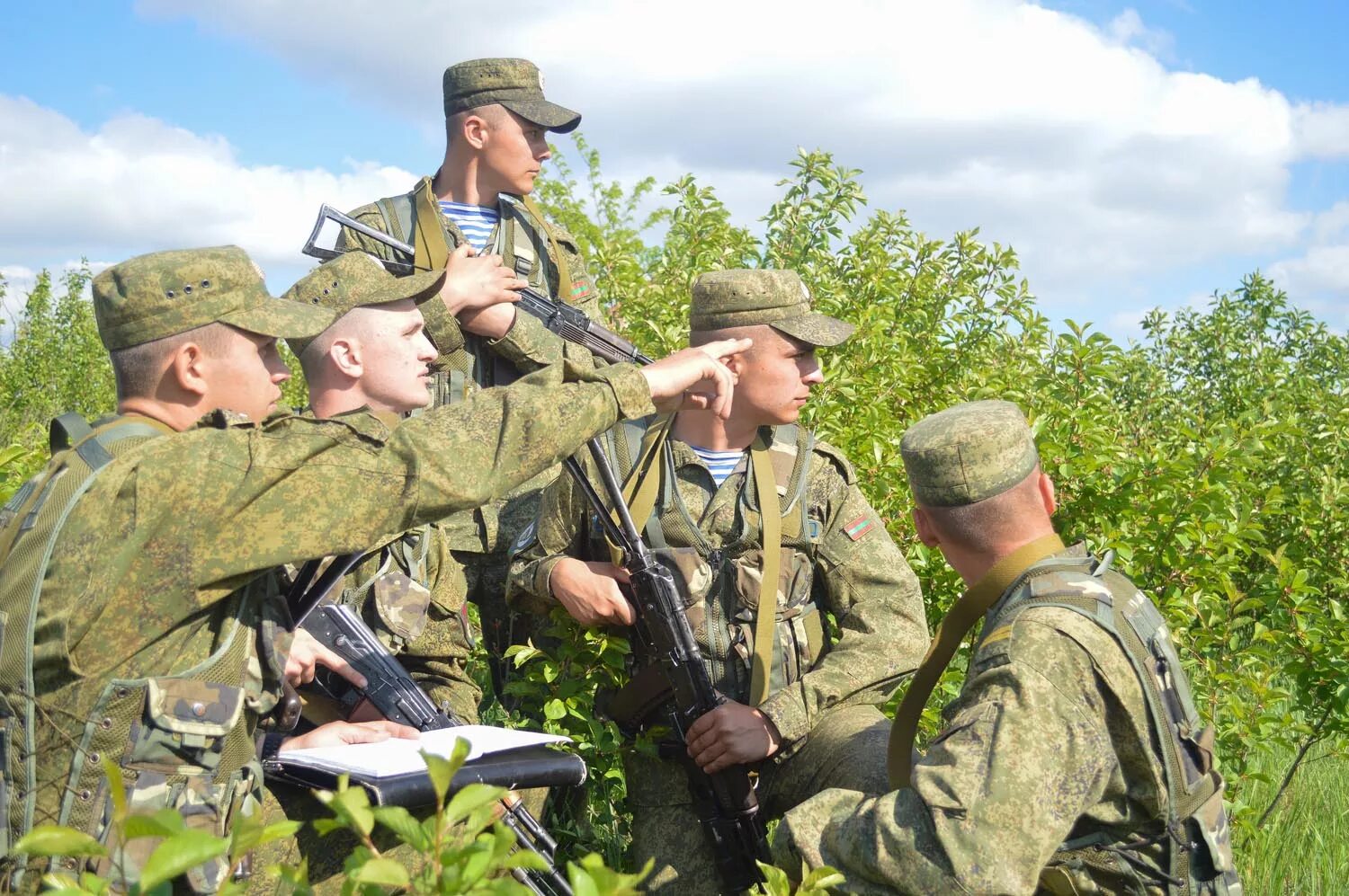 Военные вакансии. Полевые учения в армии. Военный на полевых учениях. Полевые учения у солдата. Военная Полевая.