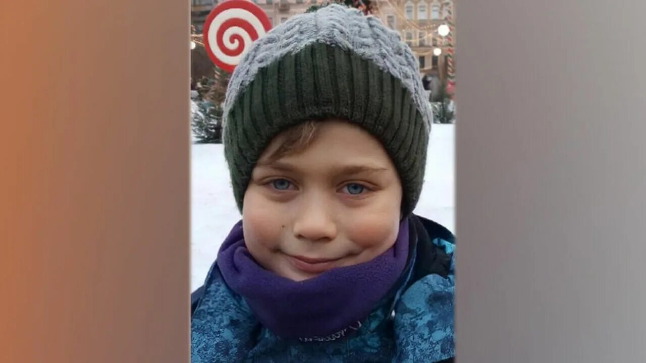 Мама восьмилетний мальчик. Мама восьмилетний мальчик. Одежда в лес для детей. Глухонемой парень. Мама восьмилетний мальчик.