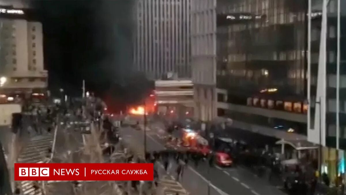 Крушение париж. Крушение на Лионском вокзале 1988. Катастрофа на Лионском вокзале 1988. Крушение на Лионском вокзале. Поезд выпавший из вокзала.