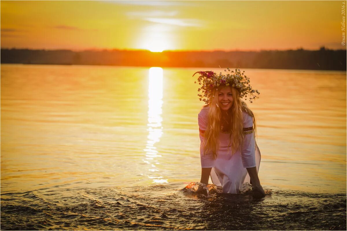 Рассвет отражение. Солнце на реке+. Солнце купалось. Девушки купаются в озере. Река возжайка.