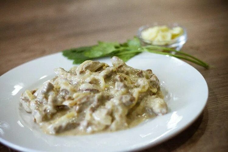 Бефстроганов из курицы с грибами со сливками. Бефстроганов из куриной грудки. бефстроганов. бефстроганов из курицы в сливочном соусе. куриный бефстроганов.