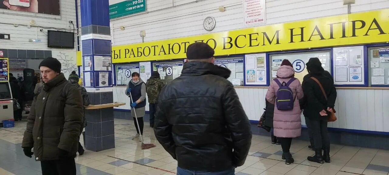 Касса автовокзала волгоград. Касса напротив. Касса напротив в здании. Екатеринбург. Фото напротив авиакасс.