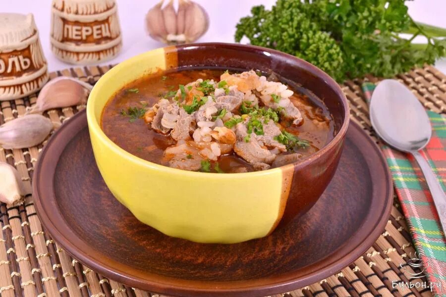 Как готовить харчо из свинины. Харчо с говядиной. грузинская кухня харчо. харчо со свининой. харчо из свинины.