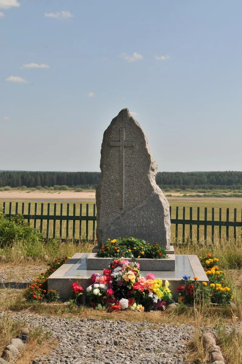 Где похоронили абрамова. Могила федора абрамова. веркола памятник абрамову.