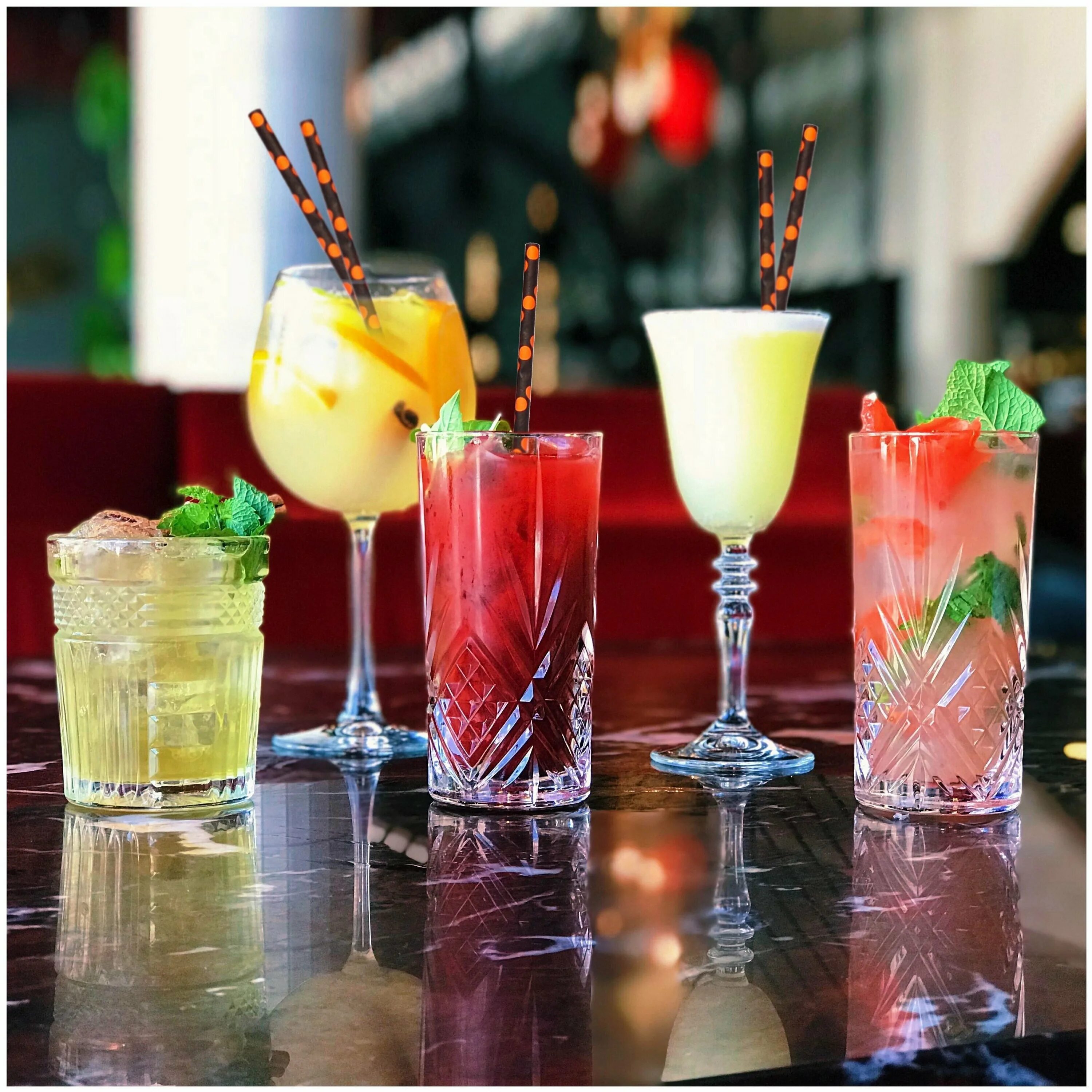 Холодные напитки. Необычная подача коктейлей. Клубничная сангрия. Оригинальная подача коктейлей. Напитки для вечеринки.