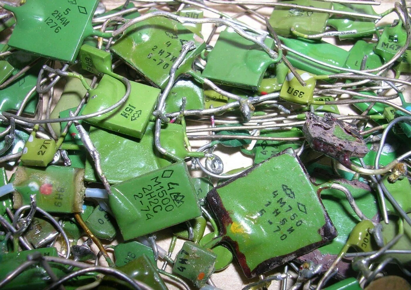 Транзисторы на лом. Кт3102 аффинаж. Радиолом тантал. Микросхемы с драгметаллами. Радиодеталь н5в2z13 драг металл.