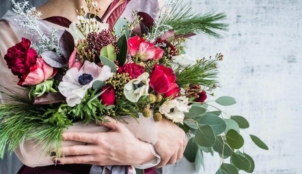Самый ближайший женский праздник. Букет "девушке". Букет цветов для девушки. Женщина с цветами. Букет в руках.