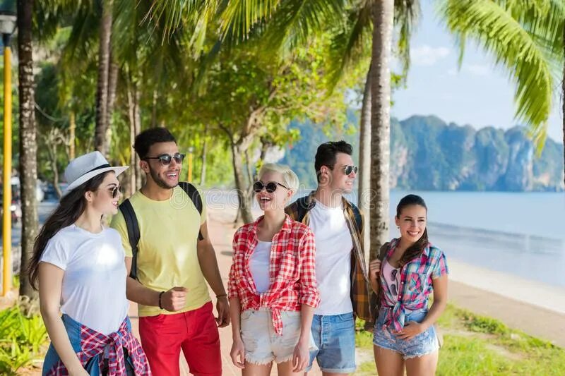 Туристы в тропиках. Группа людей в тропиках. Group people Beach Palm.