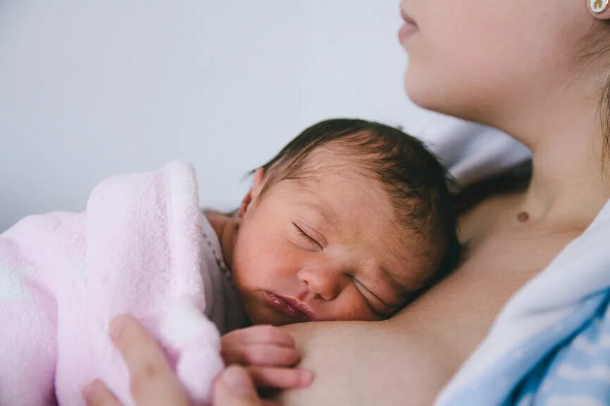 Родить девочку и кормить ее