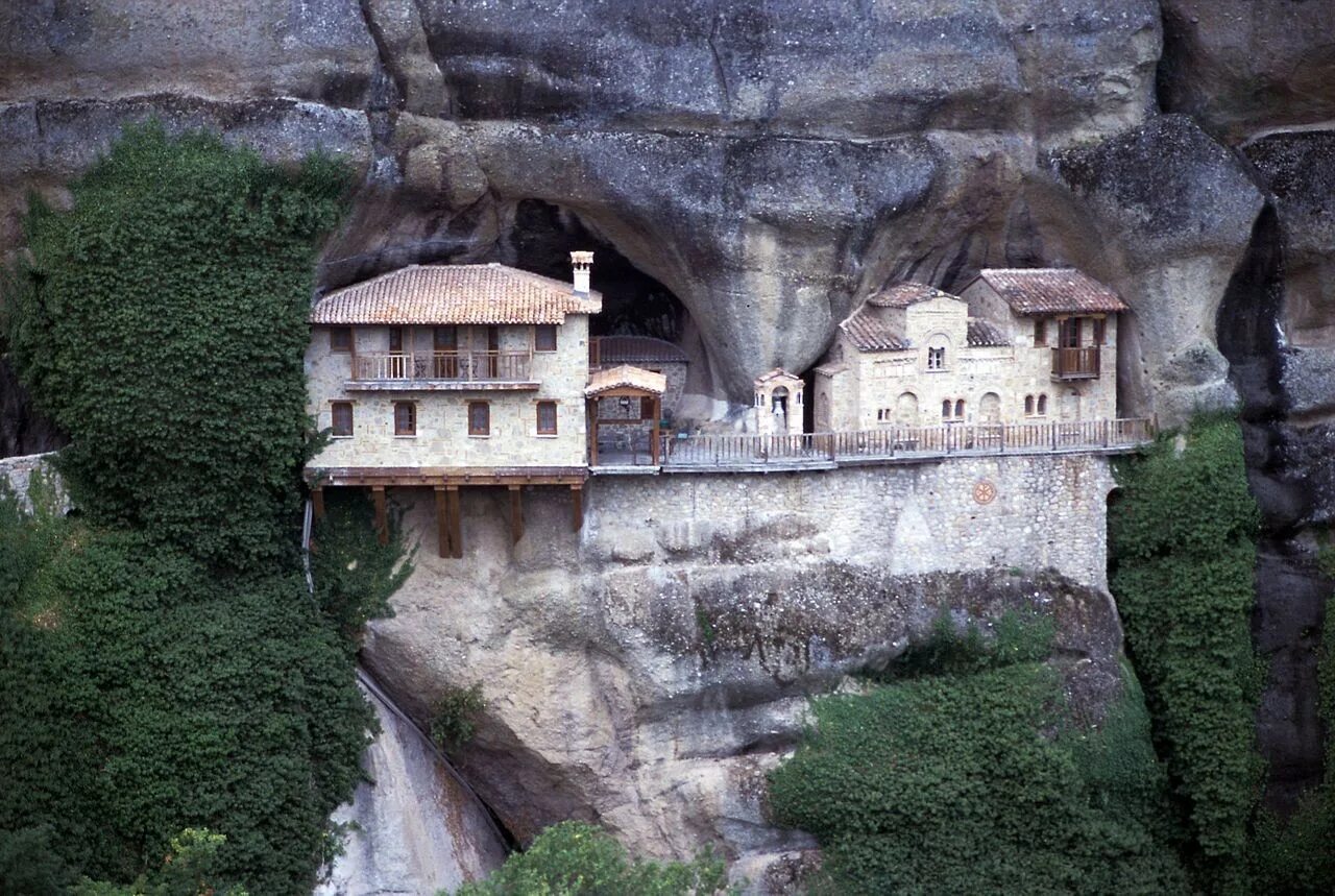 Бахчисарай монастырь. Успенский пещерный монастырь в крыму. Монастырь в скале. Греция метеоры монастыри вид изнутри. Монастырь в скале.