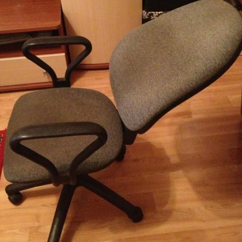 Отремонтировать офисное кресло. Сломанный компьютерный стул. Старый офисный стул. Сломанное офисное кресло. Спинка офисного кресла.
