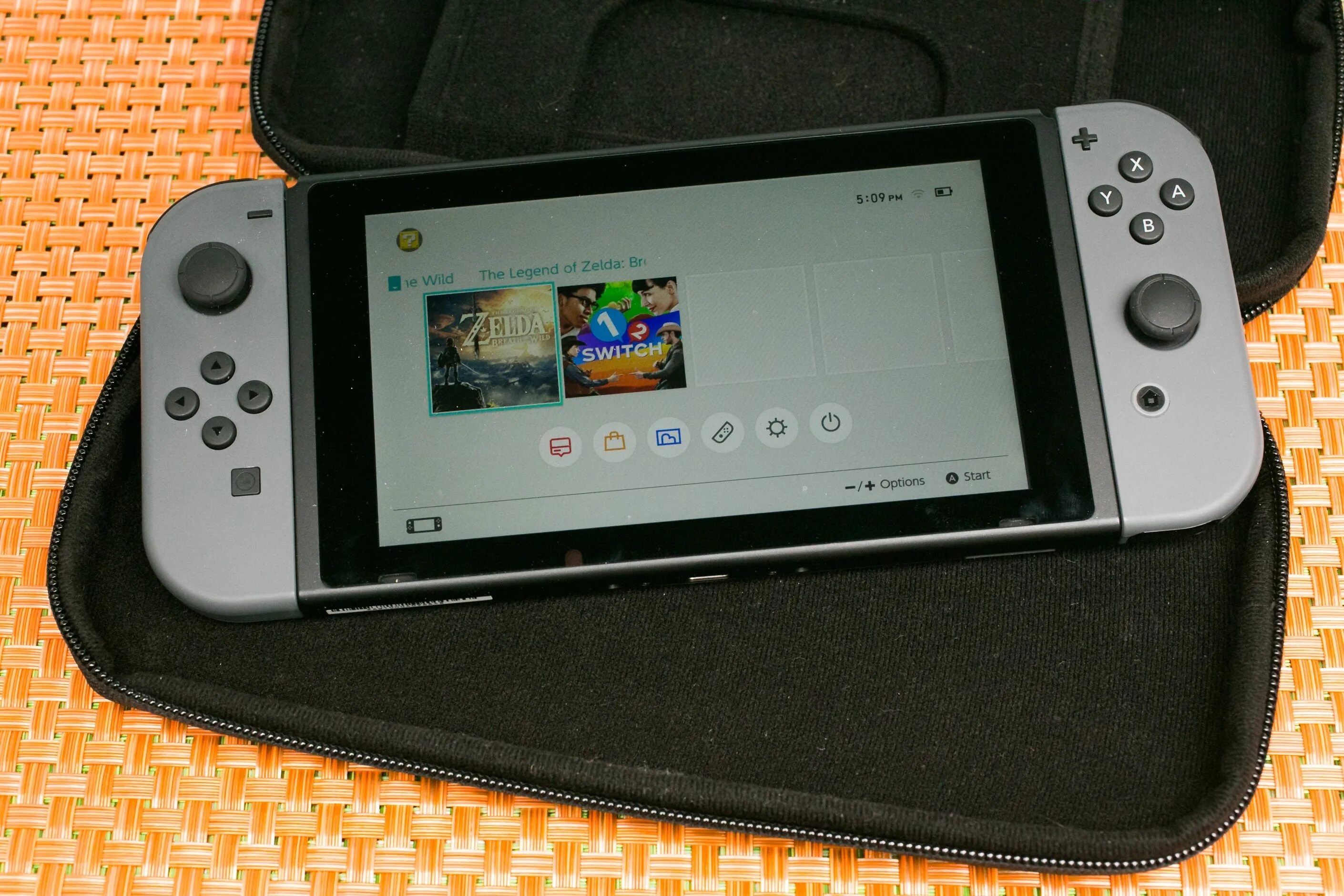 Продам nintendo. Nintendo Switch. Игровая приставка Nintendo Switch l. Тендер свитч приставка. Нинтендо свитч фото.