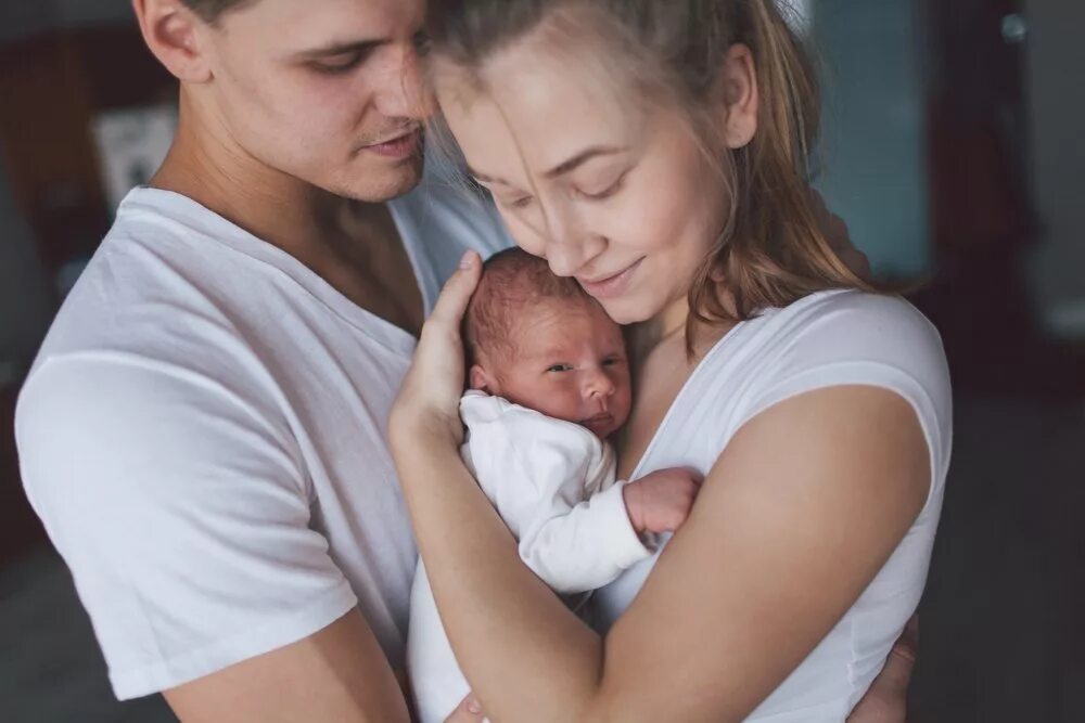 9 дней после рождения. Младенец с родителями. Мать и новорожденный ребенок. Фотосессия с новорожденным ребенком и мамой.