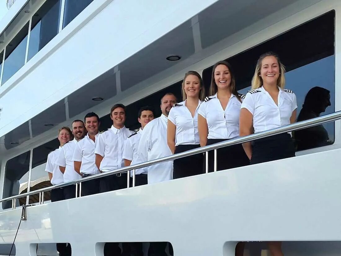 Персонал круизного лайнера. Персонал лайнера. Персонал лайнера. Капитан лайнера князь владимир. Стюард на корабле.