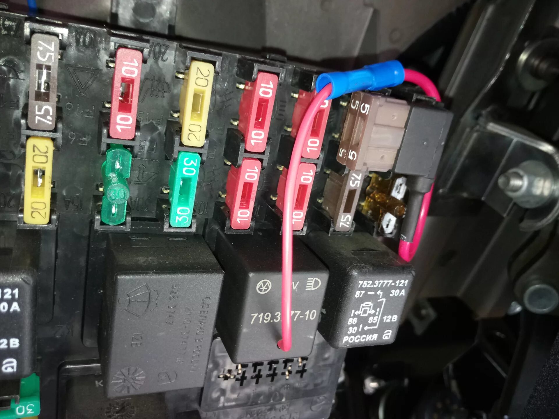 Нива шевроле предохранитель фар ближнего света. Горит предохранитель ближнего света. Горит предохранитель ближнего света. Предохранитель isuzu левый фары ближнего света. Реле дальнего света приора 2.