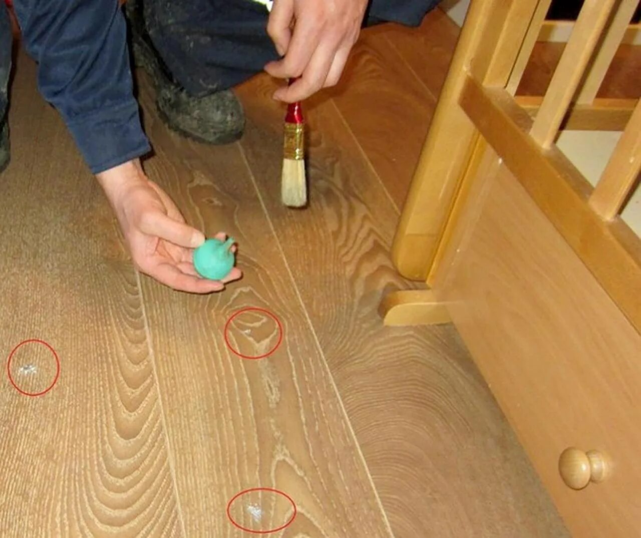 Как выглядит ртуть на полу. Ртутные шарики из градусника. Разбитый градусник. Как выглядит ртуть из градусника. Ртуть из градусника не опасна.