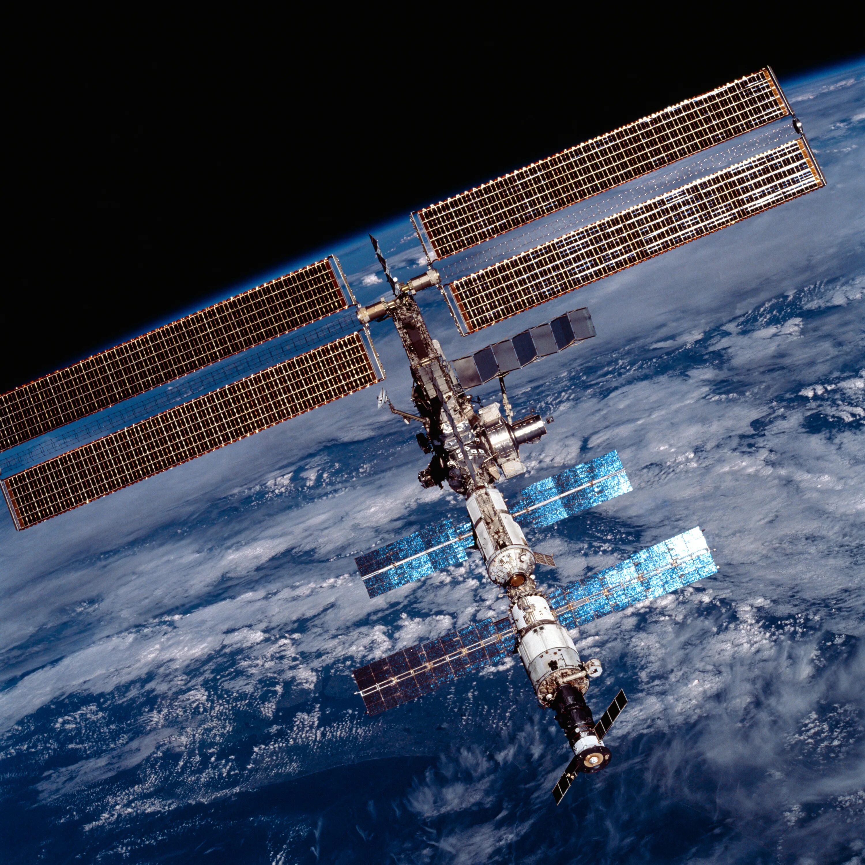 Сколько орбитальных станций в космосе. Международная Космическая станция ISS. Модуль МКС p6. МКС 2001. Спутник НАСА станция МКС.