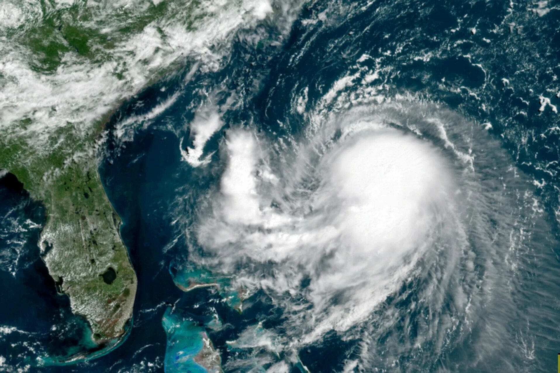 National hurricane. Сан каликсто ураган. The centre of a hurricane. Карибское море ураганы. Ураганы из-за гидросферы.