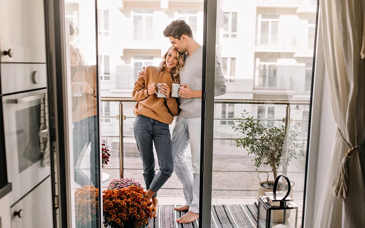 Apartment wife. Парочка на балконе. Семья на балконе. Фотосессия пары на балконе. Фотосессия на балконе квартиры.