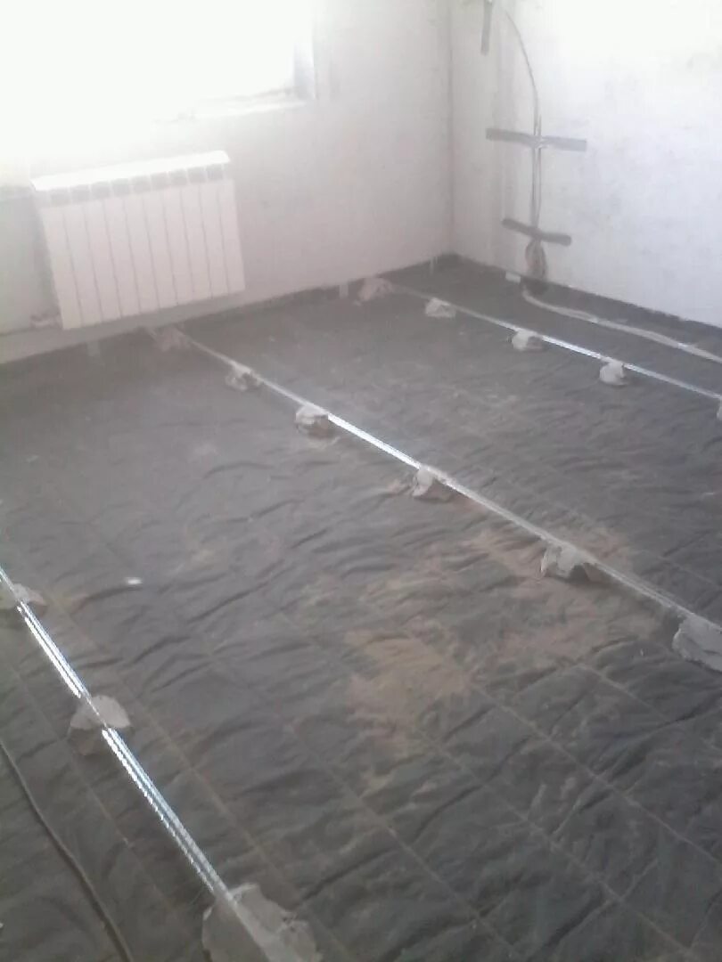 Что использовать для стяжки пола. Битумная гидроизоляция под стяжку пола. гидроизоляция пола под стяжку в квартире. шумоизоляция пола перед стяжкой. гидроизоляция пола в квартире перед стяжкой.