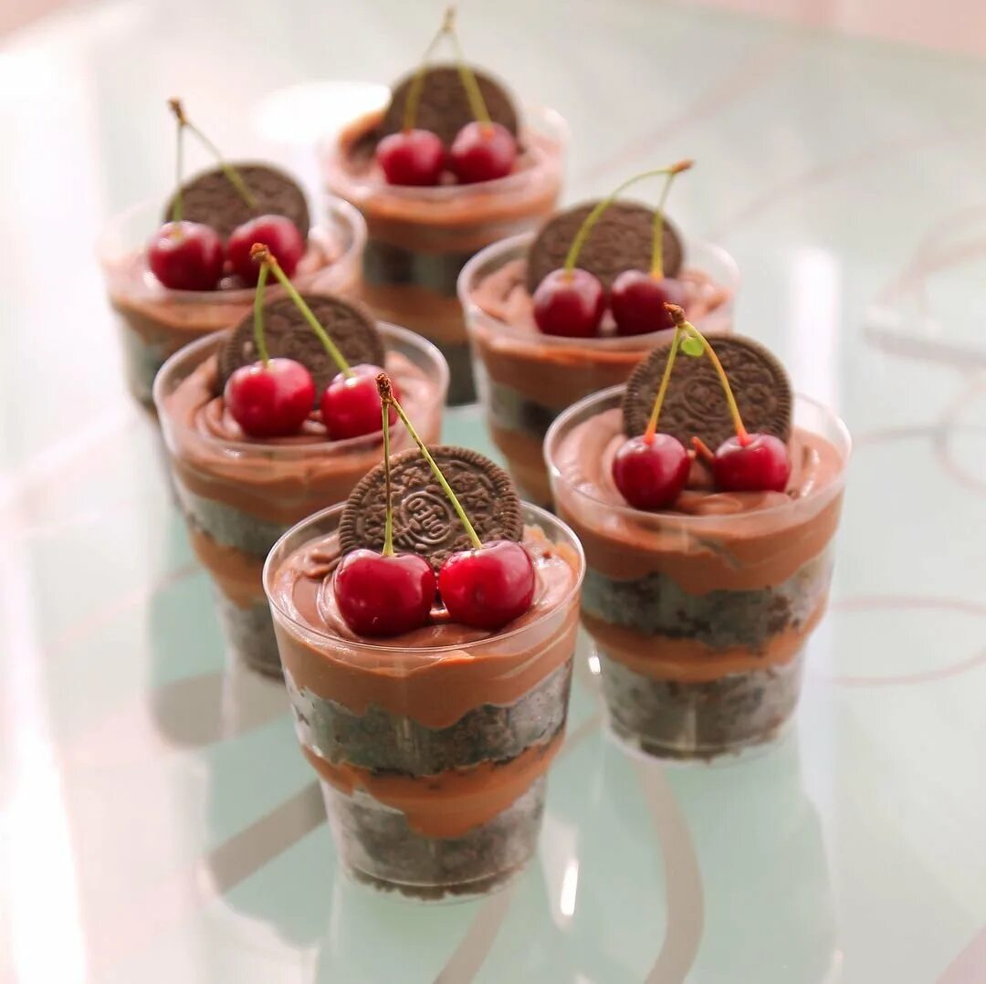 десерт черничный мусс. сладости в стаканчике. трайфл медовик. трайфл черный лес. сладости в стаканчике.