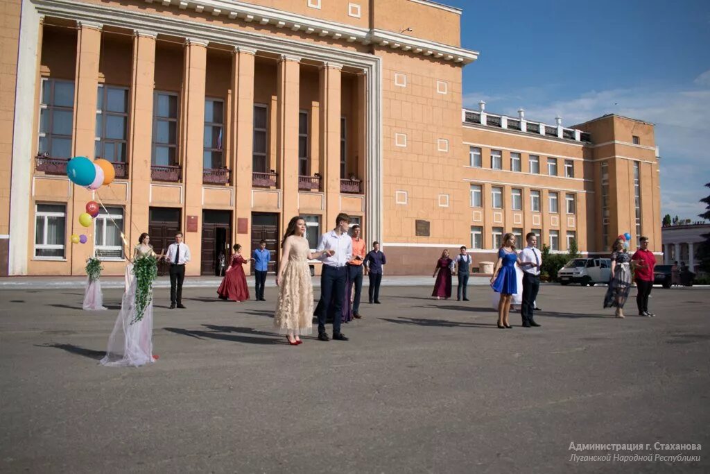 Погода в стаханове на 10. Стаханов луганская область. Памятник стаханову в стаханове. Стаханов город. Погода стаханов луганская.