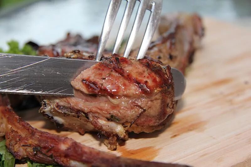 Баранина корейка shashlik. Бараньи ребрышки на гриле. Бараньи ребрышки корейка. Баранина корейка на кости. Каре барашка пистолетики.