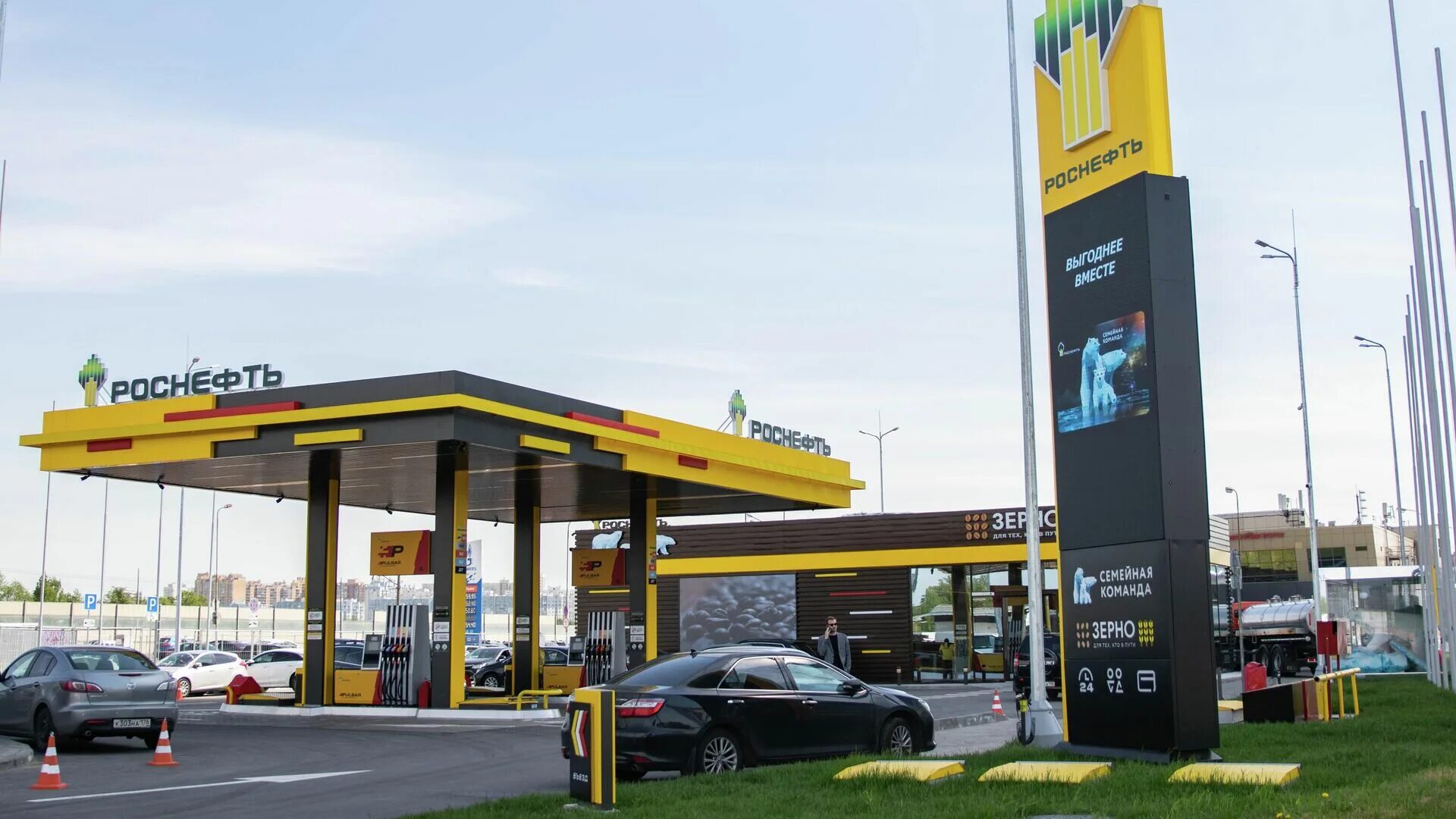 Азк роснефть зерно. Автозаправочная станция роснефть. Автозаправочный комплекс роснефть. Заправка rosneft. Роснефть азк азс.