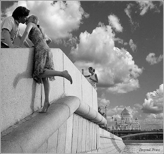 Кухня елены гилберт. Мужчина несет женщину на руках. Двое на мосту. Фредерик шопен за роялем. Прелюдия (2019).