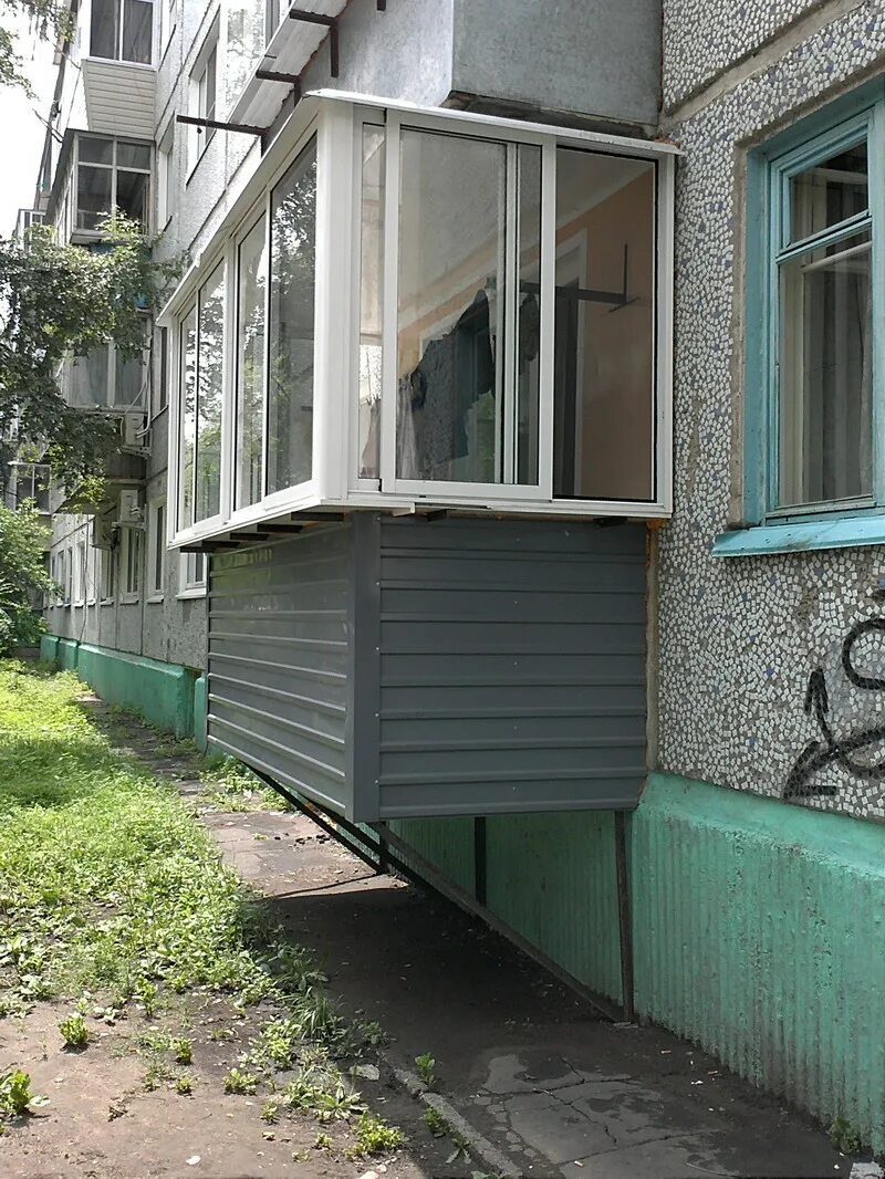 Почему строят без балконов. Пристройка балкона. Почему строят без балконов. Лоджия реновация. Дом с балконом.