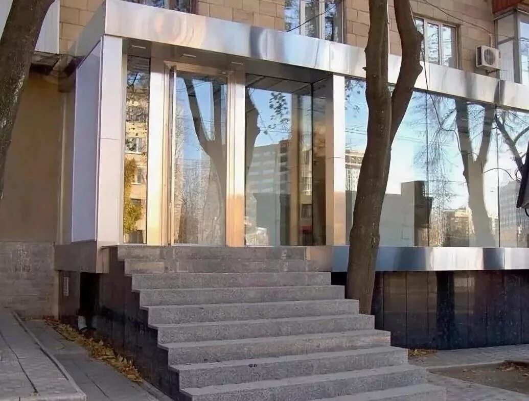 Помещение под коммерцию краснодар. Коммерция на 1 этаже в жилом доме. здание с первым этажом под коммерцию. коммерческая недвижимость 1 этаж. коммерческая недвижимость пристройка.