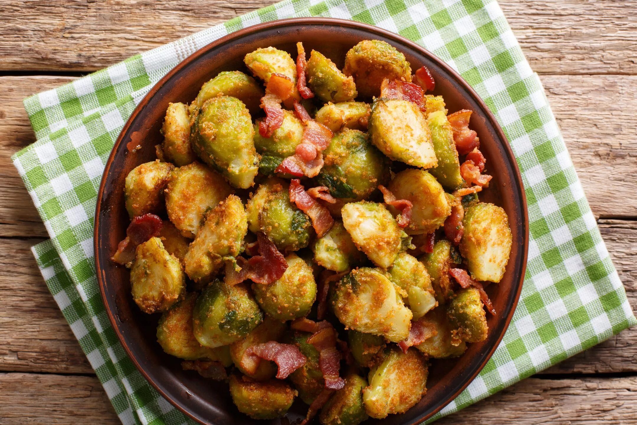 Запеченная картофель капуста. Брюссельская капуста с мясом. свинина с брюссельской капустой. говядина в медовом соусе с брюссельской капустой. говядина с брюссельской капустой на сковороде.