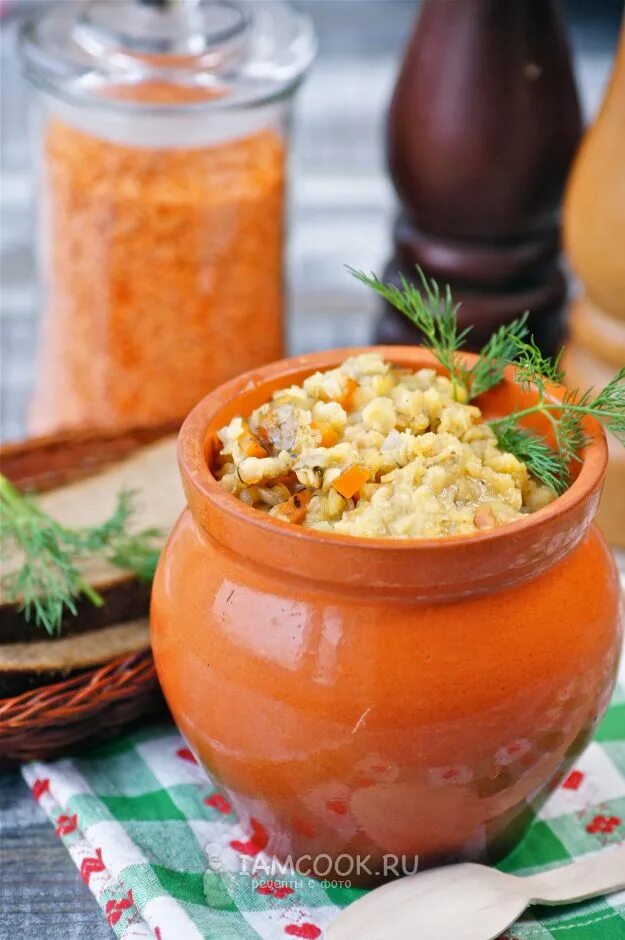 Чечевица в горшочке в духовке. Суп в горшочках из чечевицы. Чечевица в горшочке в духовке без мяса. Чечевица в горшочке дома. Чечевица в горшочке.