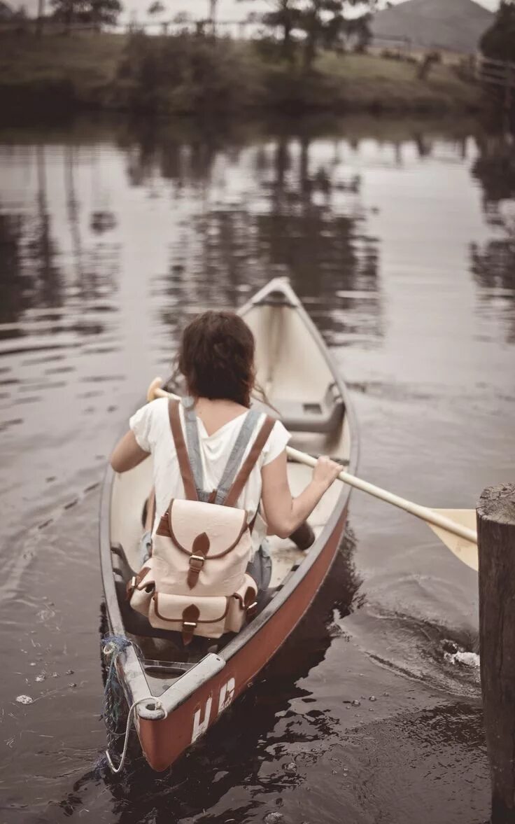Путешествуем на лодке. Путешествие на лодке. Лодка для путешествий по рекам. Человек в лодке. Путешествие на лодке Эстетика.