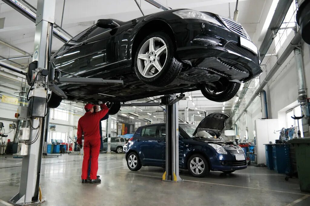 хочу автосервис. автосервис сто. хочу автосервис. машина в автосервисе. машина на подъемнике.