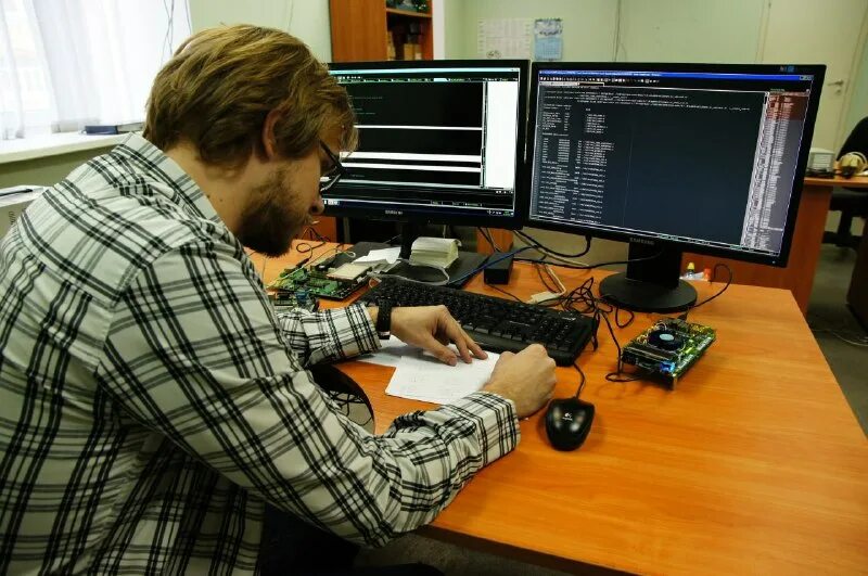 Факультет программной инженерии. Информационная инженерия. Студенты радиотехнического колледжа. Контракт ауца на программиста. Факультет программной инженерии.